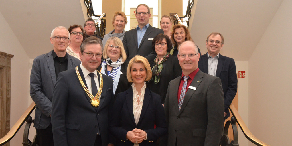 Gruppenfoto von Paderborner Bürgermeister, Brigitte Mohn und den Kita-Verantwortlichen