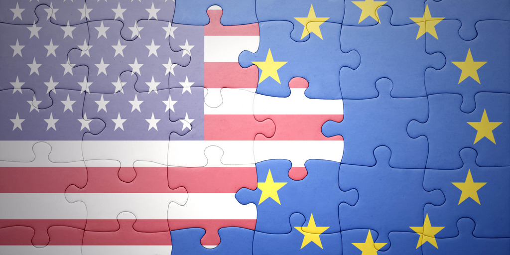 Puzzle mit den Flaggen der Vereinigten Staaten von Amerika und der Europäischen Union