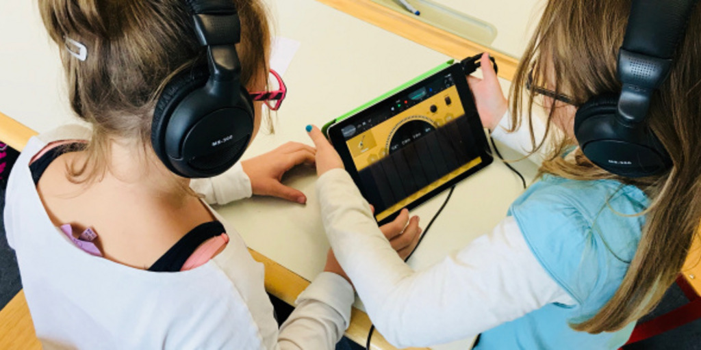 Zwei Mädchen arbeiten am Tablet