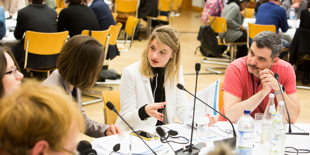 [Translate to English:] Menschen diskutieren beim Bürgerdialog