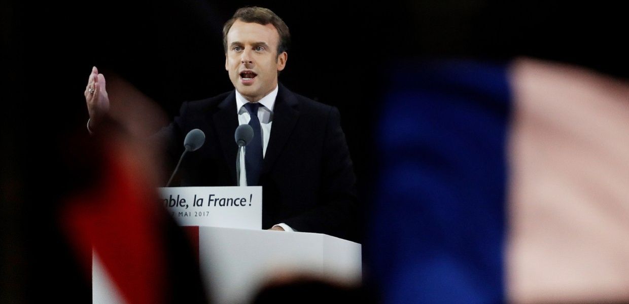 (© French Embassy in the U.S. / Flickr - CC BY NC 2.0, https://creativecommons.org/licenses/by-nc/2.0/) Der französische Staatspräsident Emmanuel Macron spricht nach seinem Wahlsieg am 07.05.2017 vor dem Louvre auf der Siegesfeier.