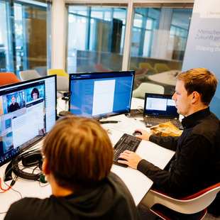 Technischer Support vor den Bildschirmen