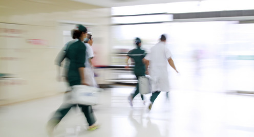 Rettungspersonal rennt zum Einsatz