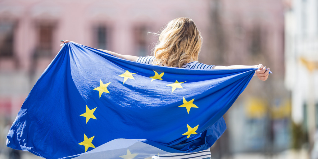 Junge Frau hält Flagge der EU
