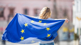 Junge Frau hält Flagge der EU