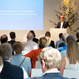 Sebastian Schmidt-Kaehler präsentiert die Vision einer nationalen Gesundheitsplattform.