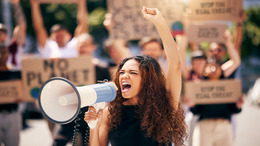 Junge Frau mit Megaphone