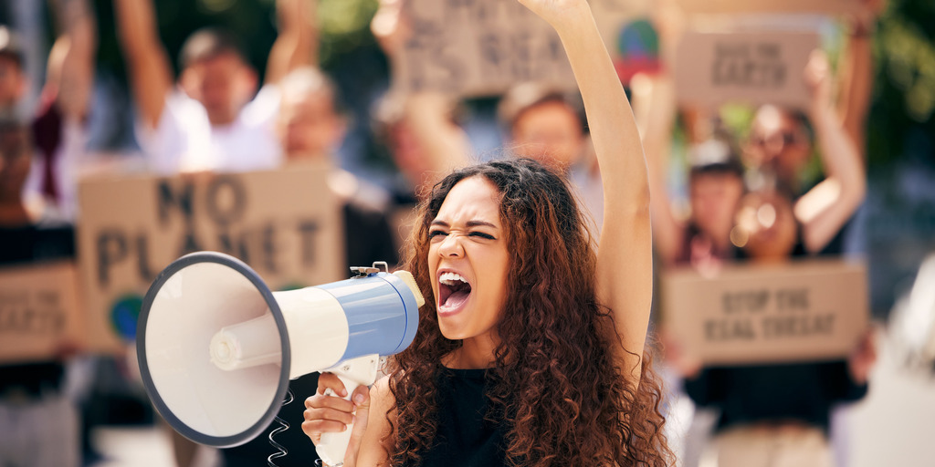 Junge Frau mit Megaphone