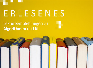 Bücher gestapelt mit gelben Hintergrund zu sehen