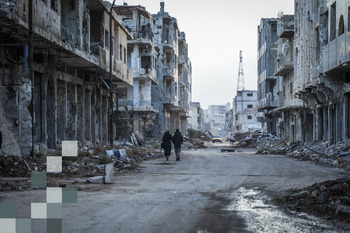 Kriegsgebiet: Es eine zerstörte Stadt zu sehen und zwei Menschen gehen auf der Mitte der Straße