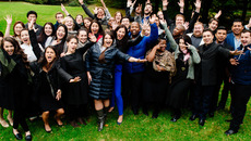 Gruppenbild Flussbetthotel Endrundenteilnehmer Neue Stimmen 2015(© Besim Mazhiqi Fotograf)