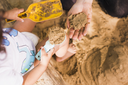Kinder spielen im Sandkasten