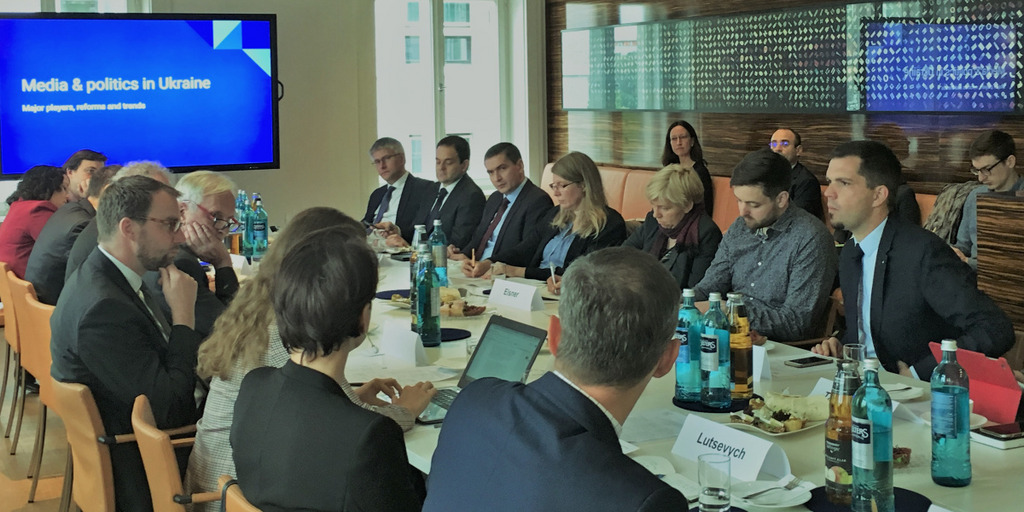 Blick auf die Teilnehmer der Expertendebatte während der Diskussion im Konferenzraum