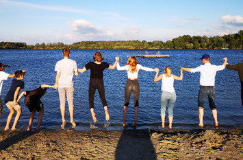 Menschenreihe am Strand