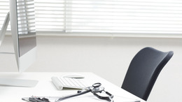 Schreibtisch in einer Arztpraxis