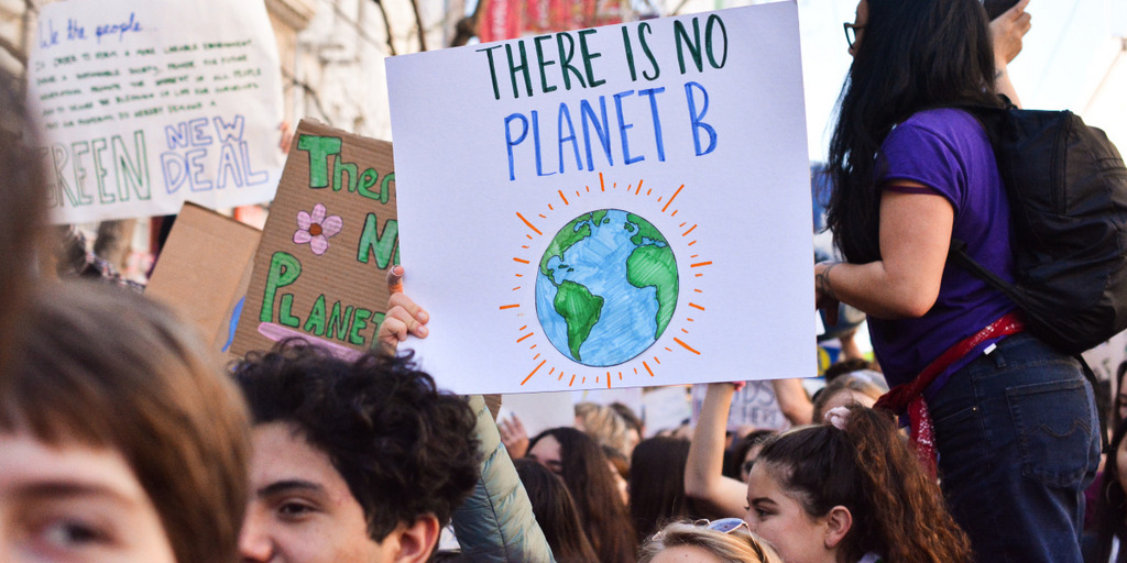 Bei einer "Fridays for Future"-Demonstration in San Francisco hält eine Demonstrantin ein Schild in die Höhe, das auf Englisch die Aufschrift "Es gibt keinen Planeten B" trägt.