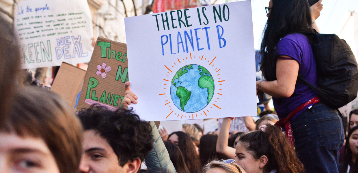 Bei einer "Fridays for Future"-Demonstration in San Francisco hält eine Demonstrantin ein Schild in die Höhe, das auf Englisch die Aufschrift "Es gibt keinen Planeten B" trägt.