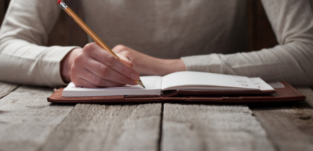 Bleistift in einer HandBleistift in einer HandBleistift in einer HandBleistift in einer Hand