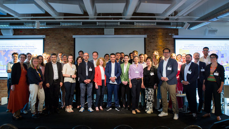 Gruppenfoto von Teilnehmenden der Veranstaltung "Von Pilotprojekten zu einer nationalen Allianz für faire Anwerbung – Abschlusskonferenz der Denkfabrik für transnationale Skills Partnerships"
