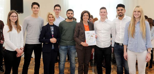 Malu Dreyer und Brigitte Mohn überreichen Jugend-Engagement-Preis 2015