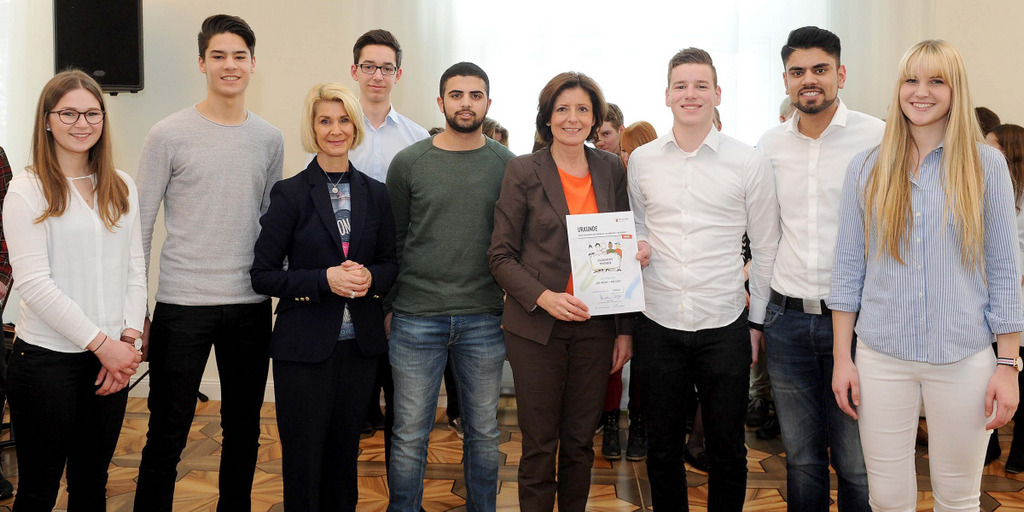 Gruppenbild mit Malu Dreyer, Brigitte Mohn und den Mitgliedern des mit dem Jugend-Engagement-Preis ausgezeichneten Projektes "One Dream – One Goal"