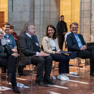 Moderator und VIPs sitzen unterhalten sich