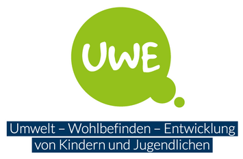 Das Logo von Uwe. Uwe-Schriftzug im weiß mit einer grünen Sprechblase dahinter. Da drunter steht in weißer Schrift mit dunkelblauem Hintergrund Umwelt-Wohlbefinden-Entwicklung von Kinder und Jugendlichen.