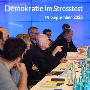 [Translate to English:] Diskussionsrunde Demokratie im Stresstest