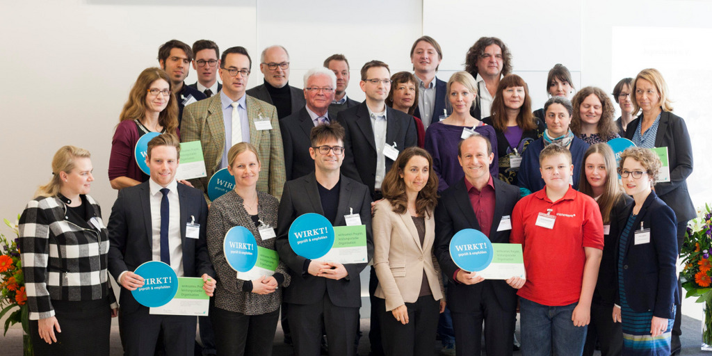 Gruppenfoto von einer Phineo-Preisverleihung in Berlin.