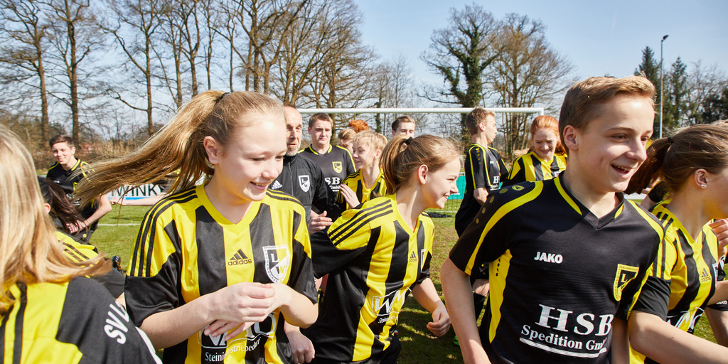 Jugendliche beim Fußballspiel