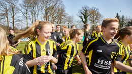 Jugendliche beim Fußballspiel