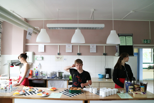 Das beliebte Schülercafé im Schulclub wird von ehemaligen Schülern geleitet.