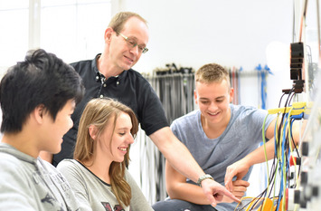 Technische Berufsausbildung, Ausbilder mit Jugendlichen