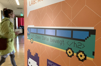 Junge Frau geht zum Hackday Moers