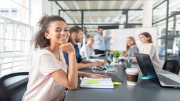 Junge Geschäftsleute treffen sich im Büro und besprechen gemeinsam ein neues Startup-Projekt.