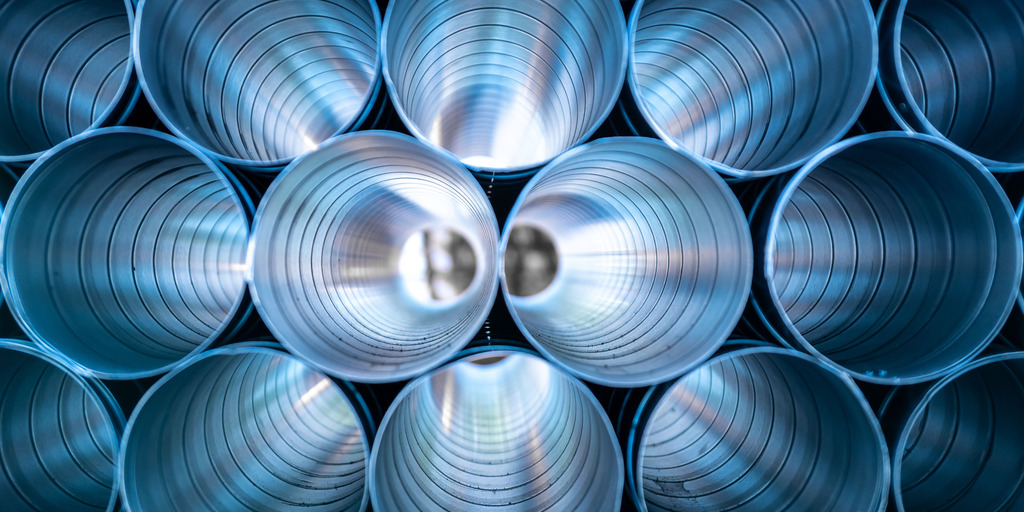 Blauer Hintergrund mit Rohren