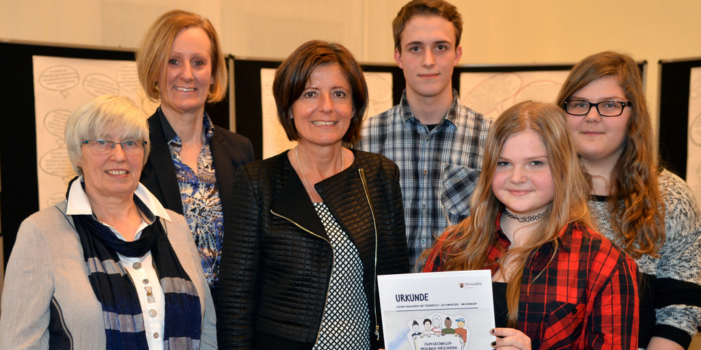 Gruppenbild: Jugendliche mit Malu Dreyer und Bettina Windau