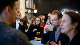viele Menschen, die sich unterhalten essen und trinken
