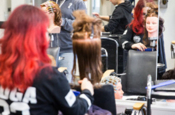 Zwei junge Frauen im Friseursalon.