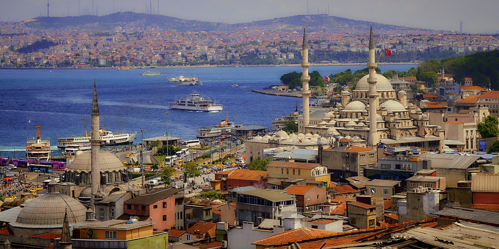 Blick auf die türkische Stadt Istanbul mit dem Wahrzeichen Hagia Sophia. Im Hintergrund sind eine Meeresbucht und Stadtteile, die auf den Bergen liegen, zu sehen.