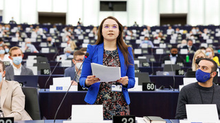 Eine Teilnehmerin der Konferenz zur Zukunft Europas steht bei einer Tagung der Konferenz im Plenarsaal des Europäischen Parlaments in Straßburg und spricht in ein Mikrofon.