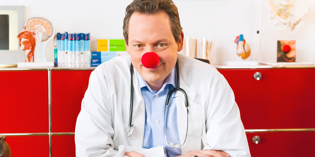 Ein Arzt trägt eine Rote Clownsnase
