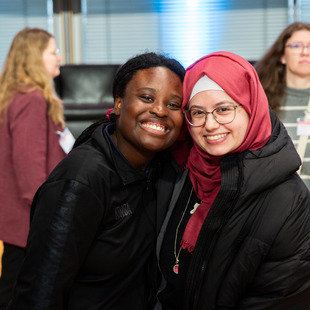 2 Frauen lachen in die Kamera