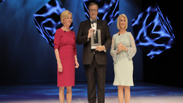 Toomas Hendrik Ilves with the Reinhard Mohn Prize 2017, Liz Mohn and Brigitte Mohn