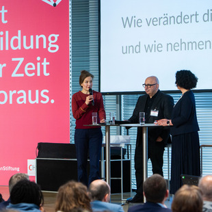 Podiumsgepräch Moderatorin Julia Kropf mit Nassehi und Knapp