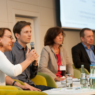 Johannes Büchs im Interview mit Prof. Dr. Anne Lenze, Dr. Karin Jurczyk und Dr. Heinz-Jürgen Stolze (v.l.n.r.)