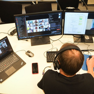 [Translate to English:] Back up Techniker vor drei Bildschirmen