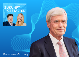 Porträtfoto von Michael Otto vor dem Logo des Podcasts "Zukunft stärken" der Bertelsmann Stiftung
