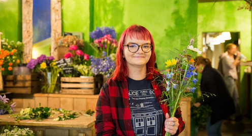 Junge Frau in einem Blumenladen
