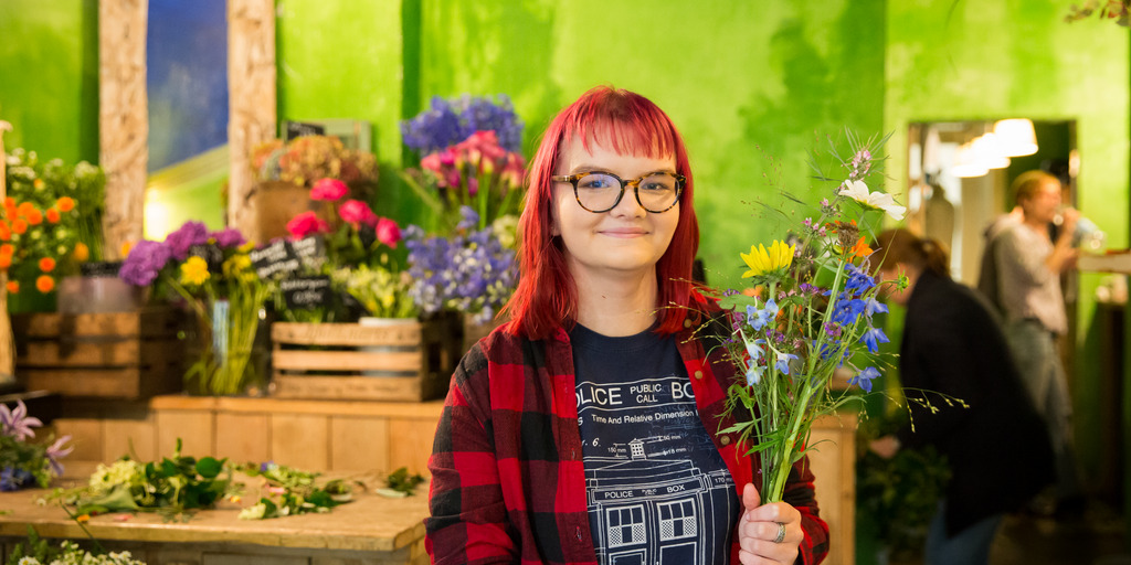 Junge Frau in einem Blumenladen